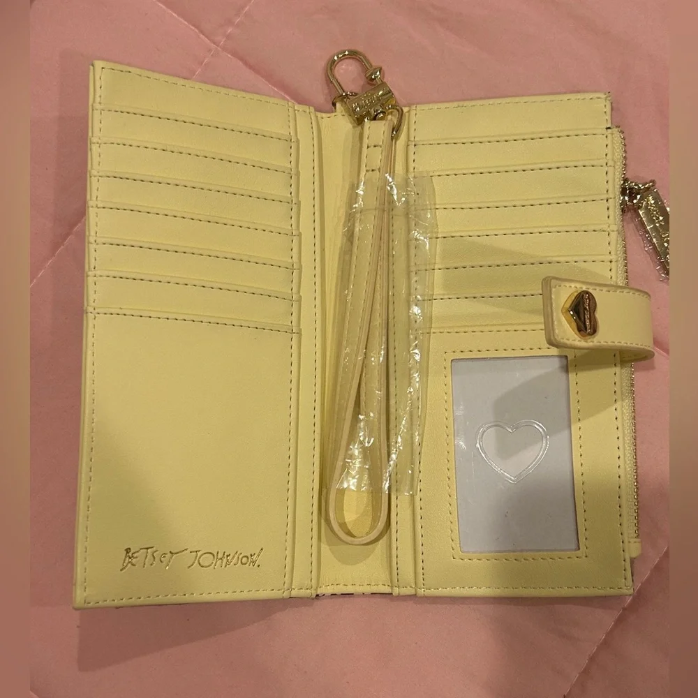 Daisy-Print Yellow Trim Women's Wallet - Heart Accent